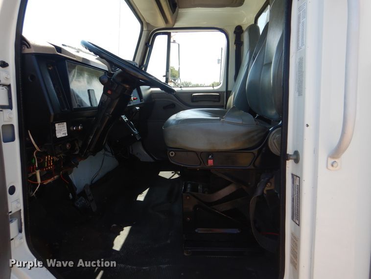 image for item GM9141 2002 International 4700  utility truck with crane