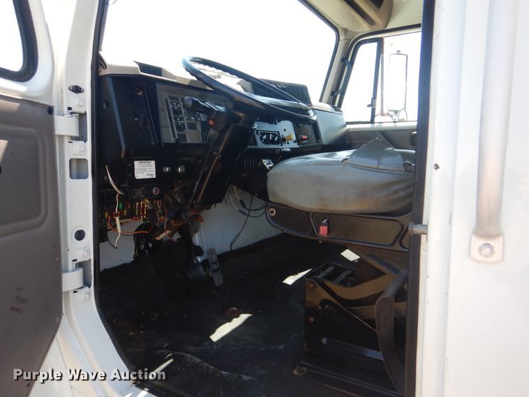 image for item GM9141 2002 International 4700  utility truck with crane