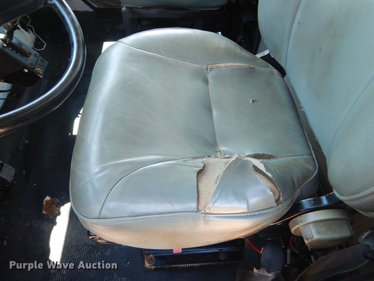 image for item GM9141 2002 International 4700  utility truck with crane