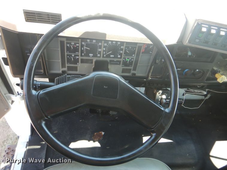 image for item GM9141 2002 International 4700  utility truck with crane