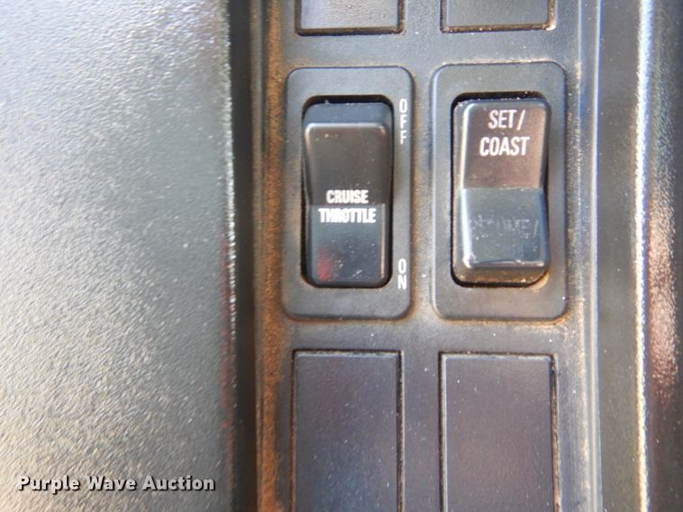 image for item GM9141 2002 International 4700  utility truck with crane