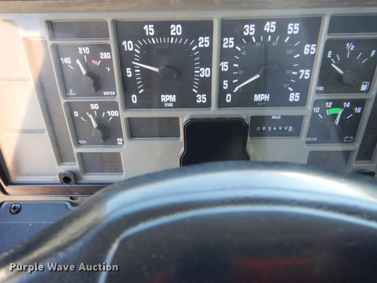 image for item GM9141 2002 International 4700  utility truck with crane