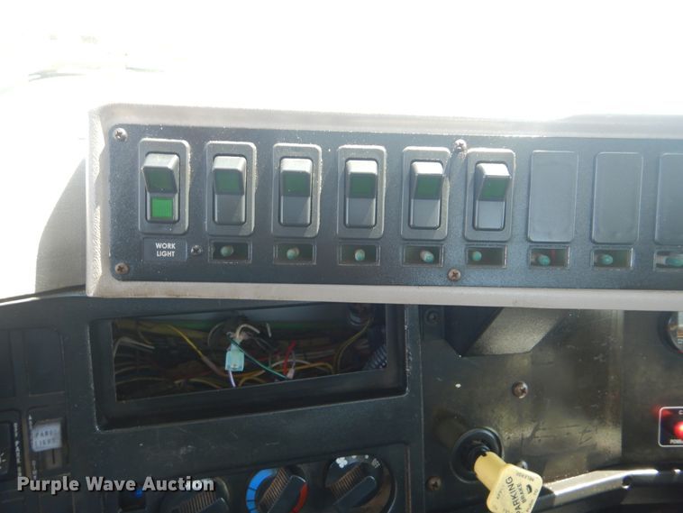 image for item GM9141 2002 International 4700  utility truck with crane