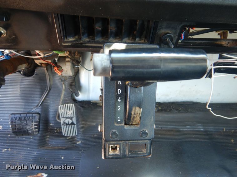 image for item GM9141 2002 International 4700  utility truck with crane