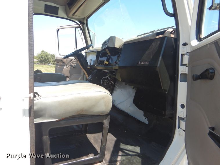 image for item GM9141 2002 International 4700  utility truck with crane