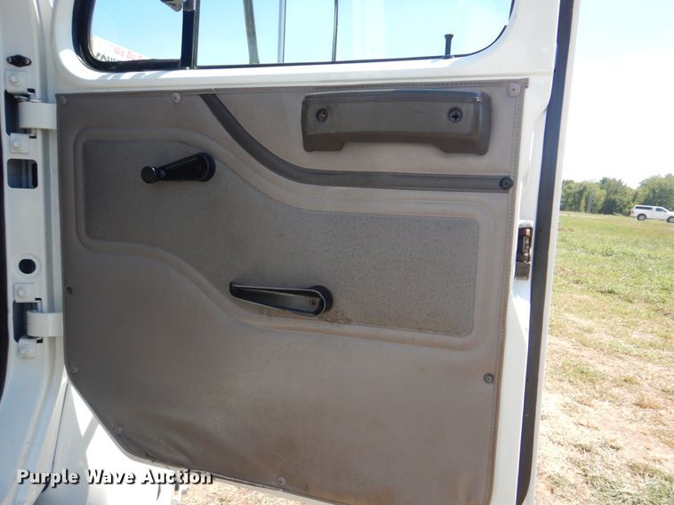 image for item GM9141 2002 International 4700  utility truck with crane