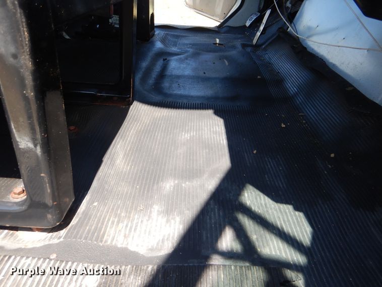 image for item GM9141 2002 International 4700  utility truck with crane