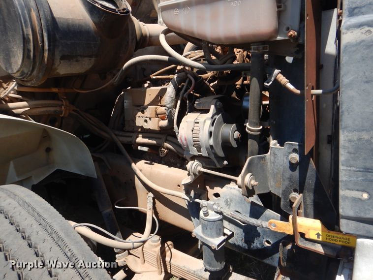 image for item GM9141 2002 International 4700  utility truck with crane