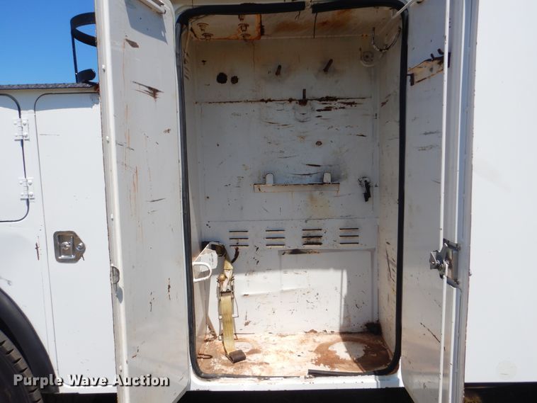 image for item GM9141 2002 International 4700  utility truck with crane