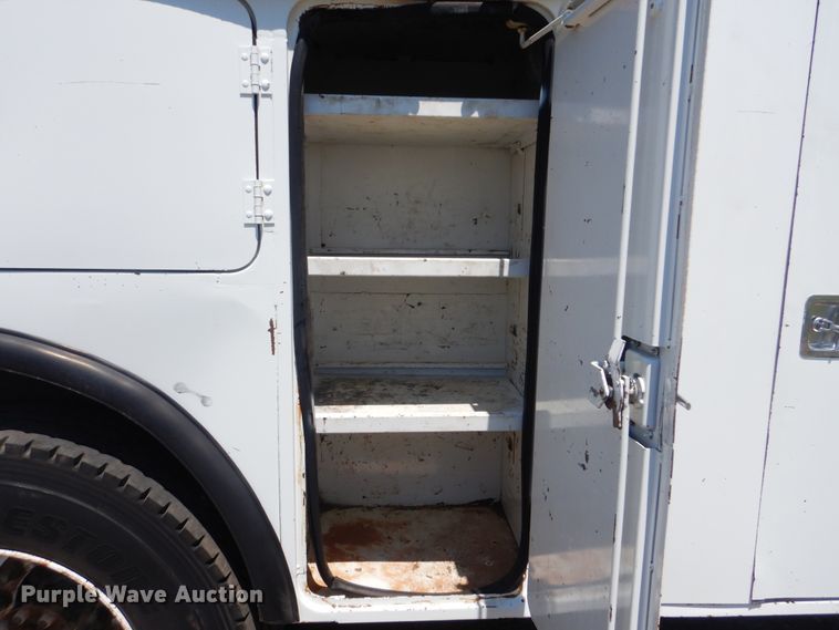 image for item GM9141 2002 International 4700  utility truck with crane