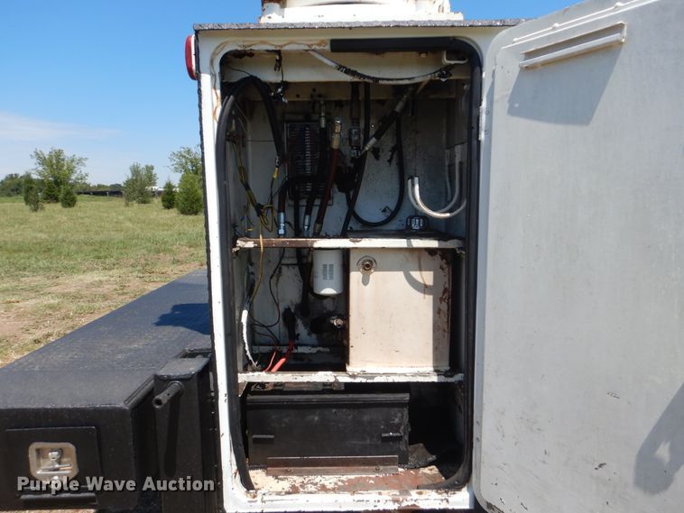 image for item GM9141 2002 International 4700  utility truck with crane