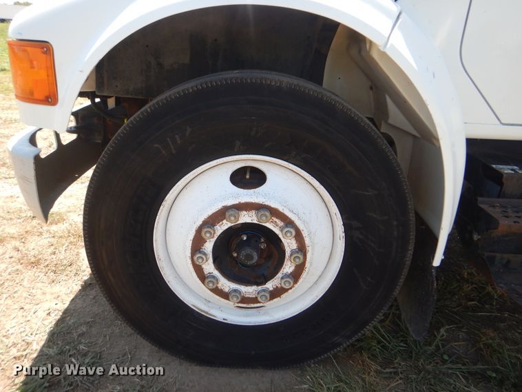 image for item GM9141 2002 International 4700  utility truck with crane