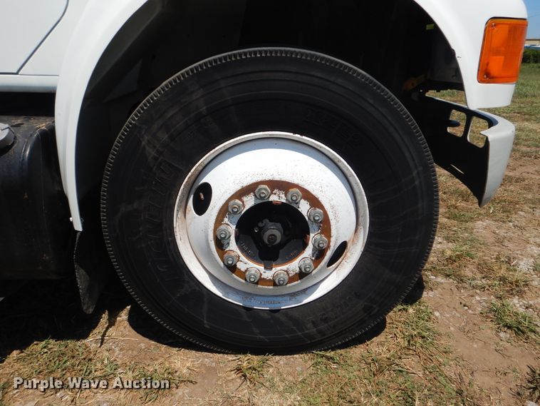 image for item GM9141 2002 International 4700  utility truck with crane