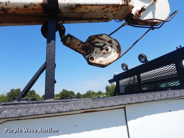 image for item GM9141 2002 International 4700  utility truck with crane