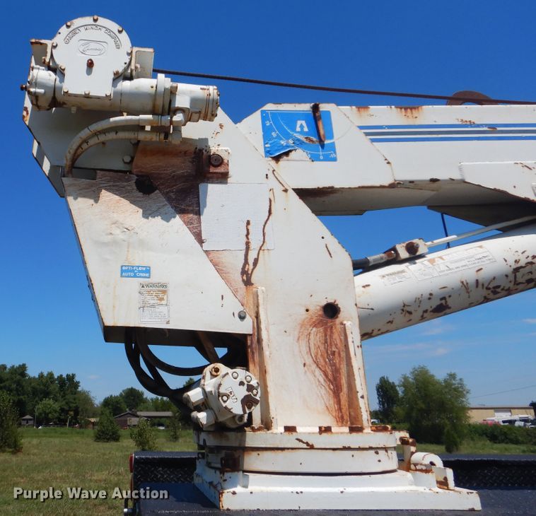 image for item GM9141 2002 International 4700  utility truck with crane