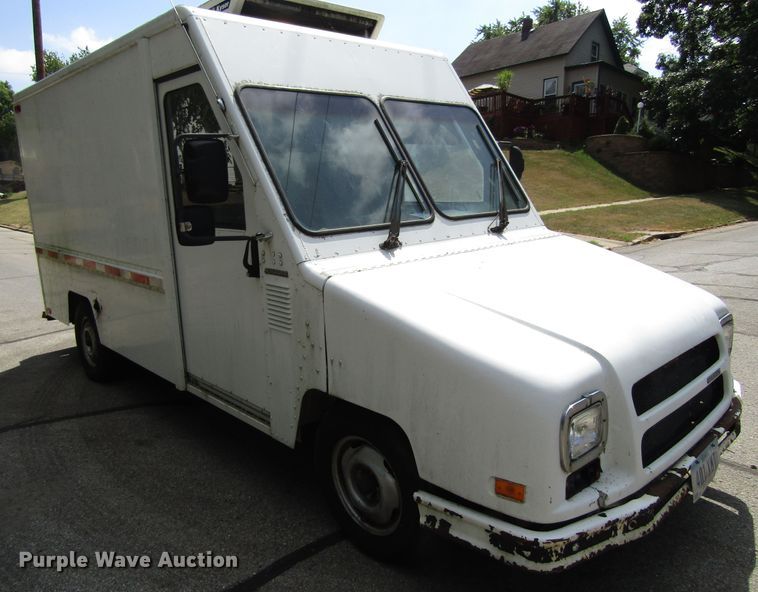 image for item GQ9105 1994 Utilimaster Aeromate  delivery truck