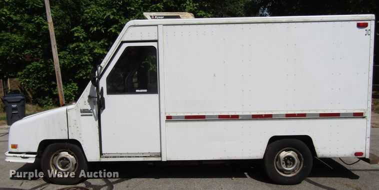 image for item GQ9105 1994 Utilimaster Aeromate  delivery truck