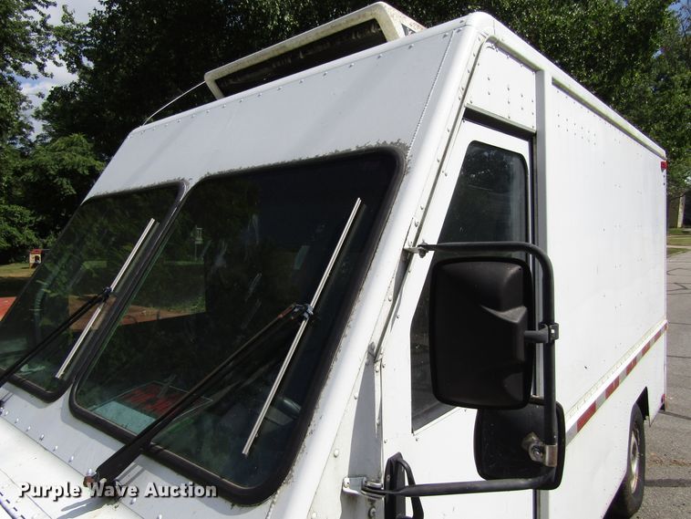 image for item GQ9105 1994 Utilimaster Aeromate  delivery truck