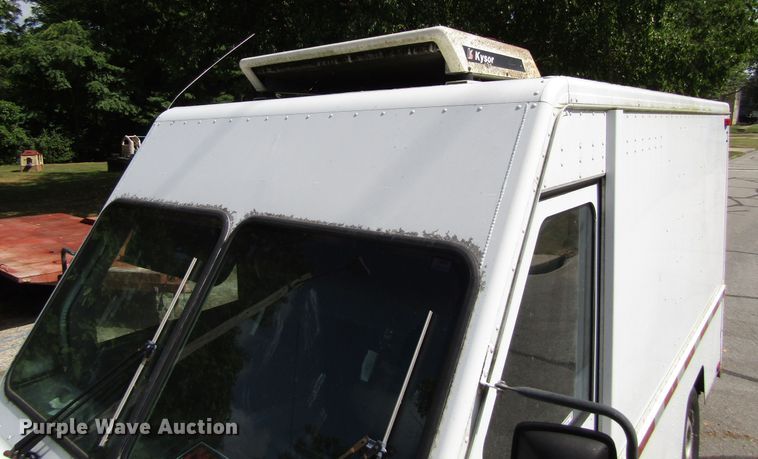 image for item GQ9105 1994 Utilimaster Aeromate  delivery truck