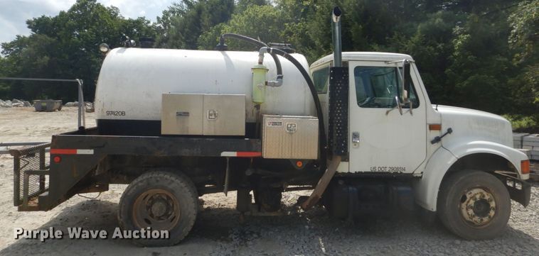 image for item GR9722 1993 International 4700  vacuum truck