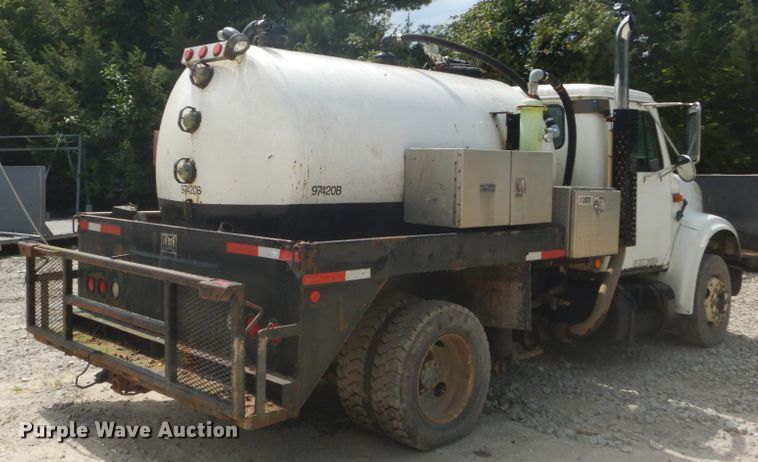 image for item GR9722 1993 International 4700  vacuum truck