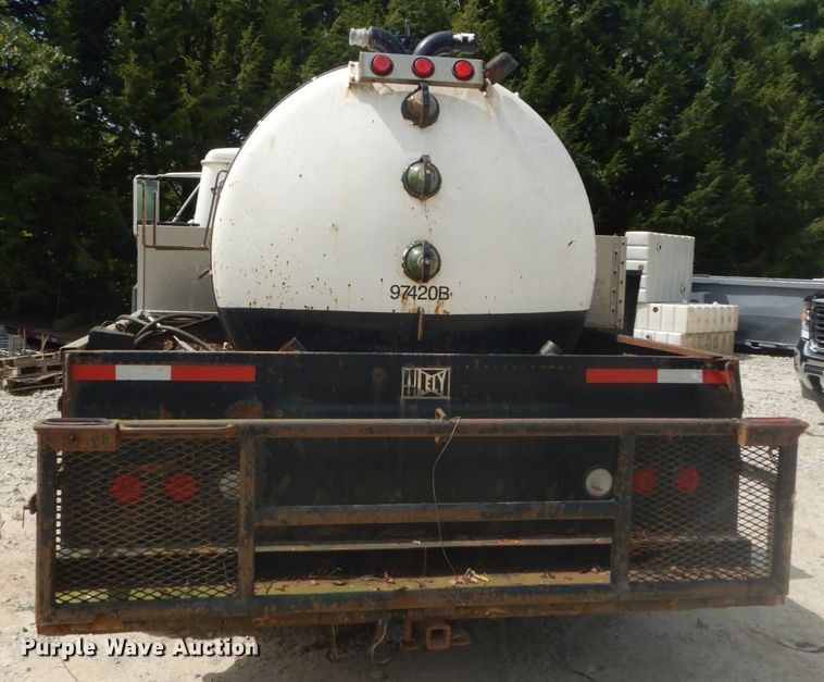 image for item GR9722 1993 International 4700  vacuum truck