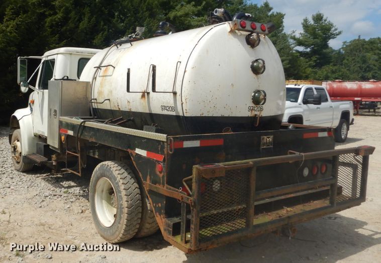 image for item GR9722 1993 International 4700  vacuum truck