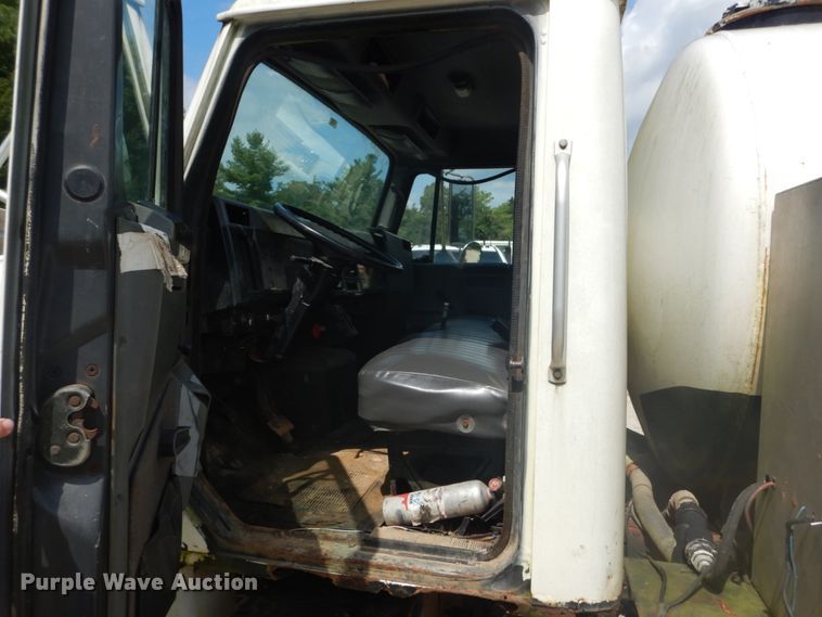 image for item GR9722 1993 International 4700  vacuum truck