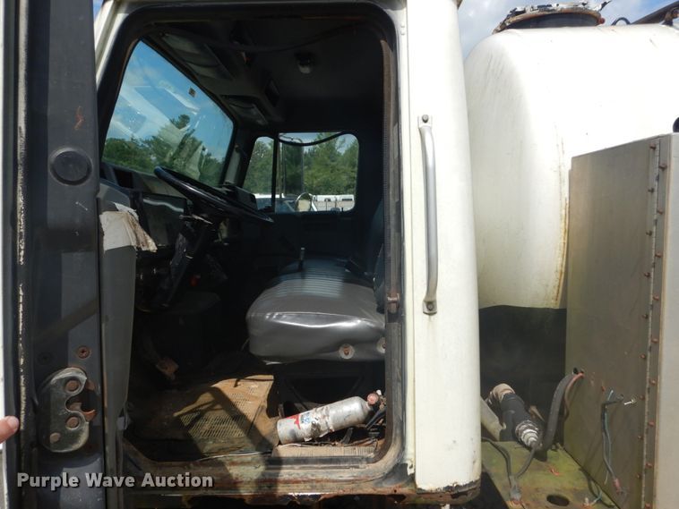 image for item GR9722 1993 International 4700  vacuum truck