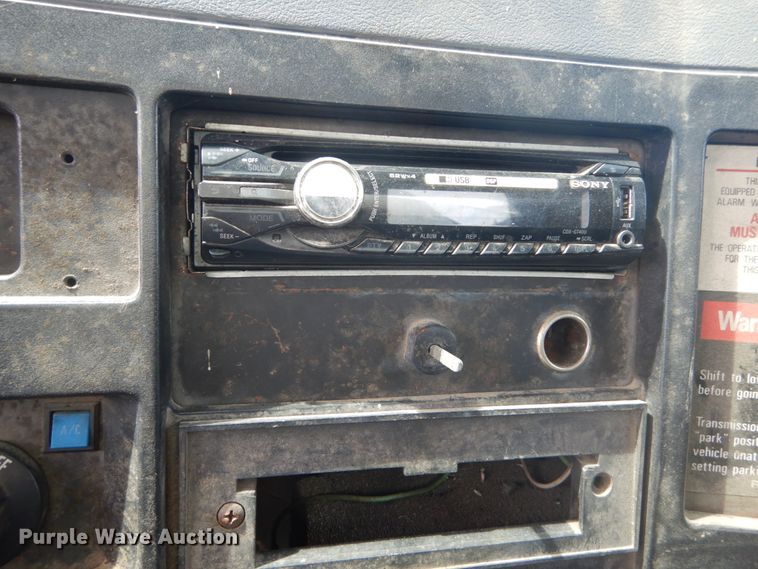 image for item GR9722 1993 International 4700  vacuum truck