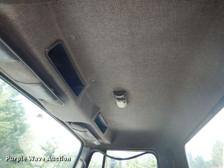 image for item GR9722 1993 International 4700  vacuum truck