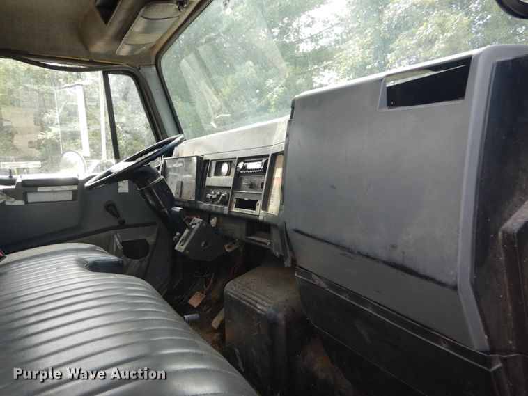 image for item GR9722 1993 International 4700  vacuum truck