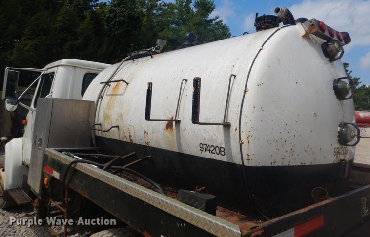 image for item GR9722 1993 International 4700  vacuum truck