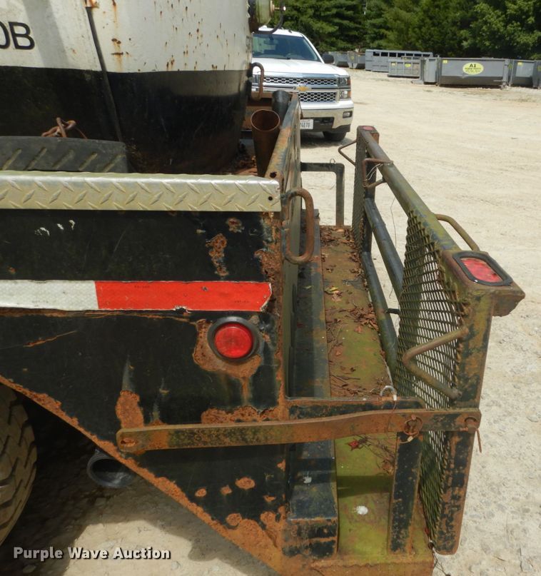 image for item GR9722 1993 International 4700  vacuum truck