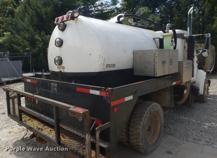 image for item GR9722 1993 International 4700  vacuum truck