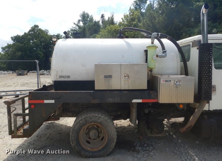 image for item GR9722 1993 International 4700  vacuum truck