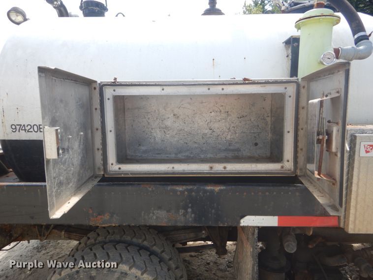 image for item GR9722 1993 International 4700  vacuum truck
