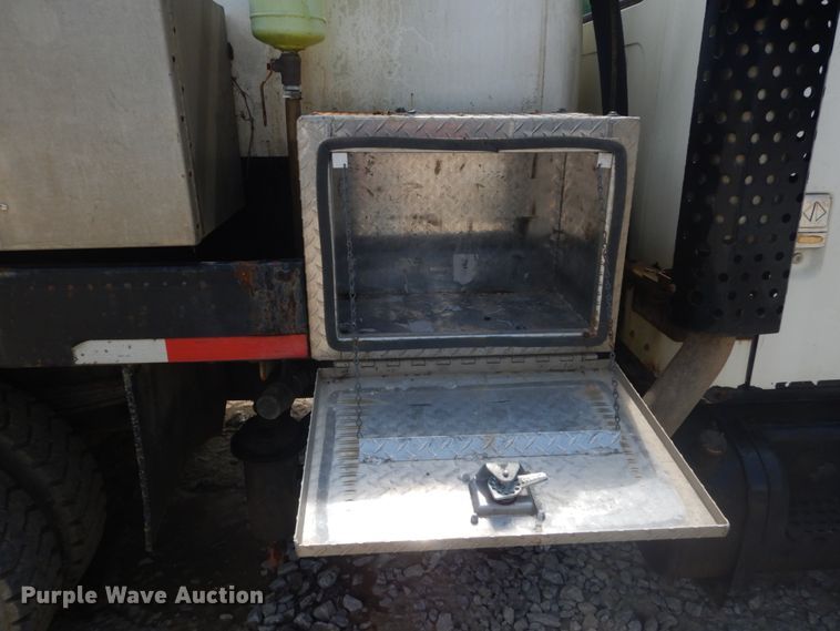 image for item GR9722 1993 International 4700  vacuum truck