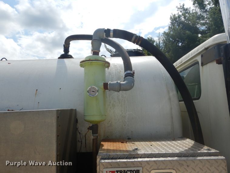 image for item GR9722 1993 International 4700  vacuum truck