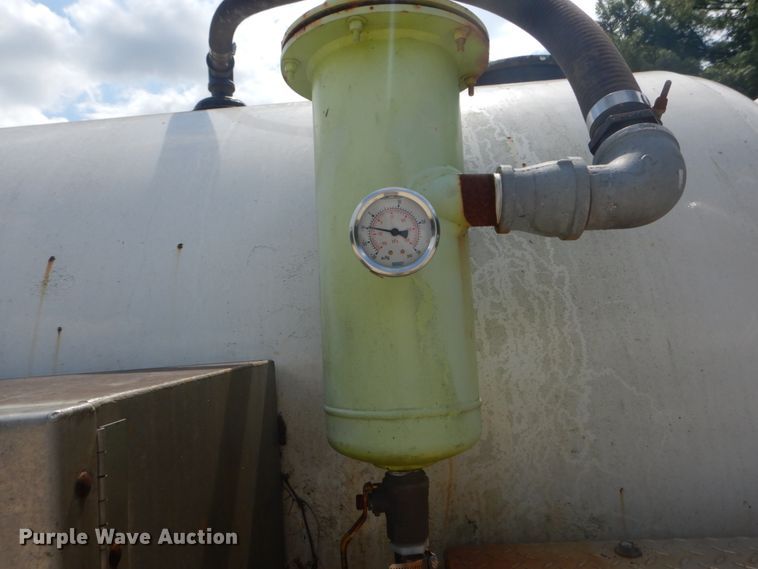 image for item GR9722 1993 International 4700  vacuum truck