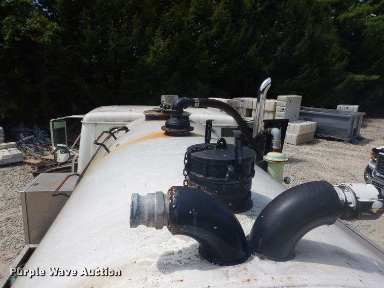 image for item GR9722 1993 International 4700  vacuum truck