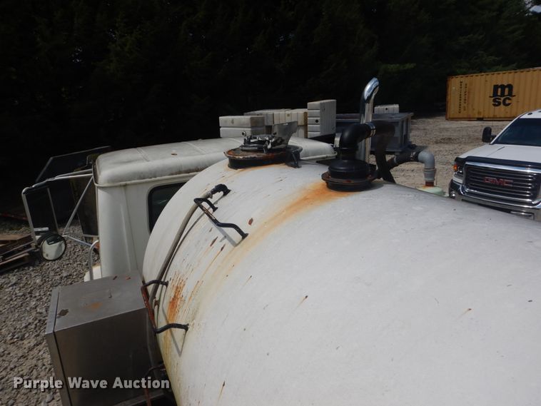 image for item GR9722 1993 International 4700  vacuum truck