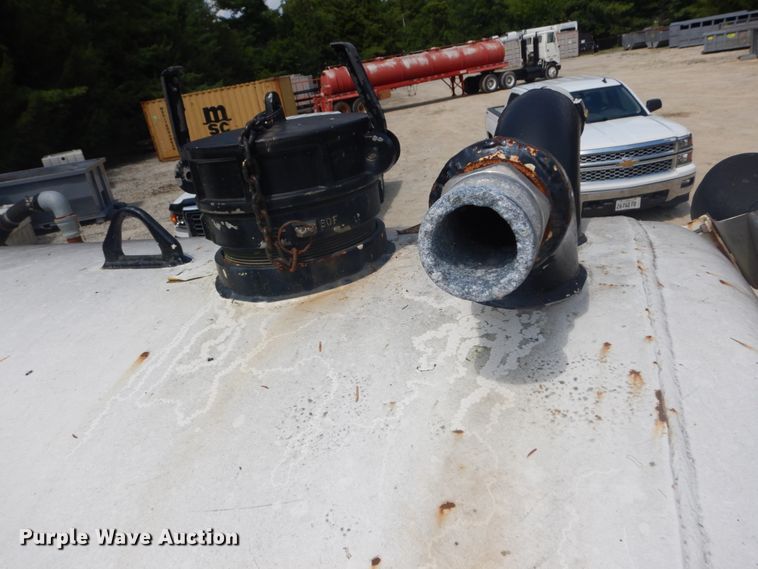 image for item GR9722 1993 International 4700  vacuum truck