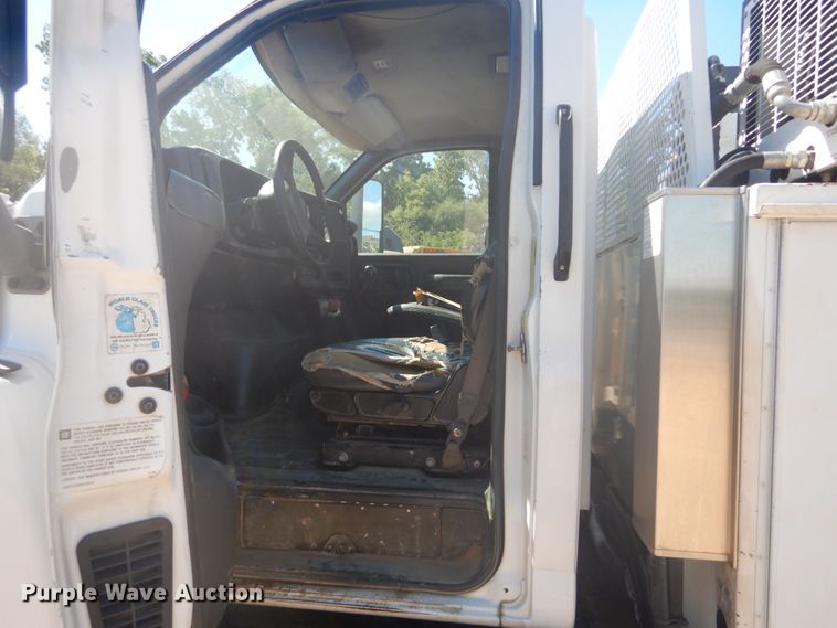 image for item GR9746 2005 Chevrolet C7500  service truck with crane