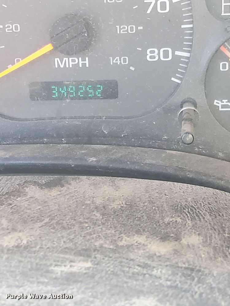 image for item GR9746 2005 Chevrolet C7500  service truck with crane