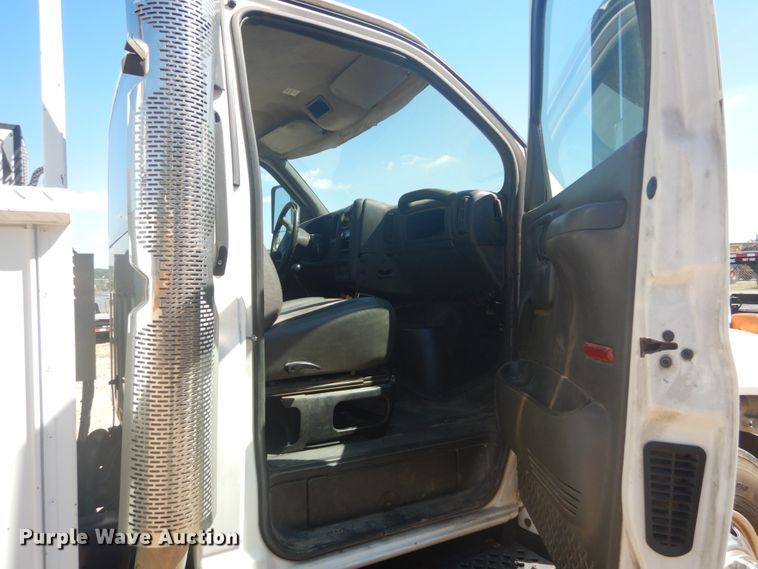 image for item GR9746 2005 Chevrolet C7500  service truck with crane