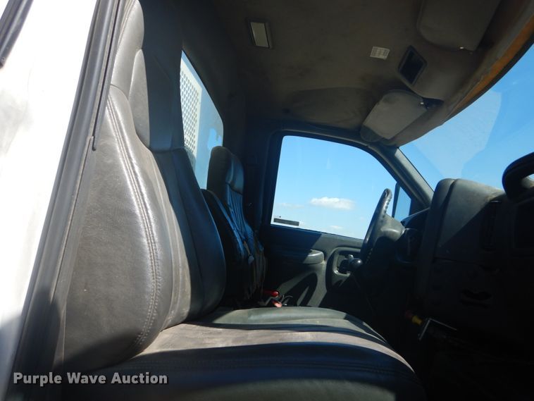 image for item GR9746 2005 Chevrolet C7500  service truck with crane