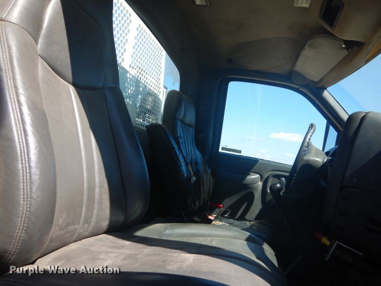 image for item GR9746 2005 Chevrolet C7500  service truck with crane