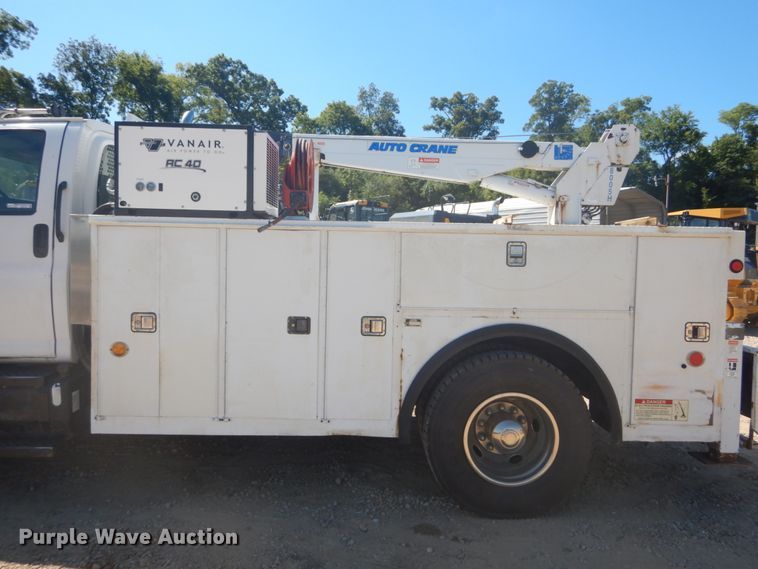 image for item GR9746 2005 Chevrolet C7500  service truck with crane