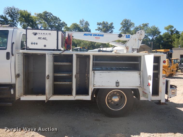 image for item GR9746 2005 Chevrolet C7500  service truck with crane